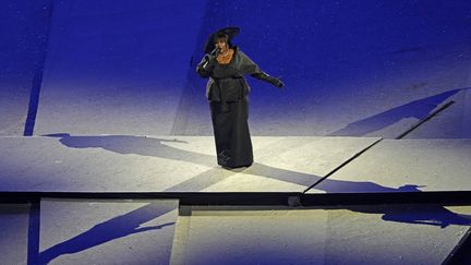 L'artiste française Yseult interprète "My Way" au Stade de France, à Saint-Denis (Seine-Saint-Denis), le 11 août 2024. (DIMITAR DILKOFF / AFP)