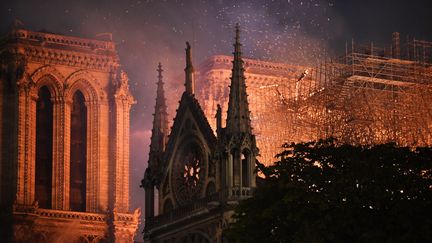 Il est 21h40 et l'incendie n'est toujours pas éteinte. Le sauvetage de Notre-Dame n'est pas atteint et les flammes se rapprochent dangereusement des deux tours de la cathédrale.&nbsp; (JULIEN DE ROSA / MAXPPP)