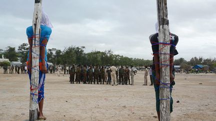 Deux Somaliens, accus&eacute;s du meurtre d'une infirmi&egrave;re, attendent d'&ecirc;tre fusill&eacute;s, &agrave; Mogadiscio (Somalie), le 15 juillet 2014. (MOHAMED ABDIWAHAB / AFP)