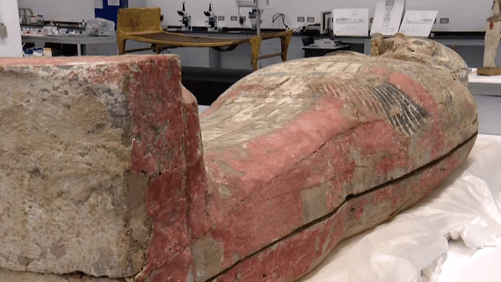 Sarcophage en cours de restauration dans les réserves du musée
 (Culturebox / Capture d&#039;écran)