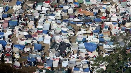 Village de tentes à Haïti après le séisme (20/01/2010) (AFP/THOMAS COEX)