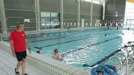 Les centres nautiques et les piscines peinent à recruter des maîtres-nageurs, il en manquerait environ 2000 sur l'ensemble du territoire, en France. Les piscines sont contraintes de s'adapter. (FRANCE 2)