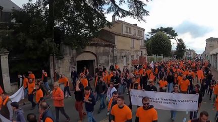 Des professionnels de la filière cognac se sont réunis mardi 17 septembre dans les rues de Cognac pour protester contre une mesure chinoise visant l'eau-de-vie.