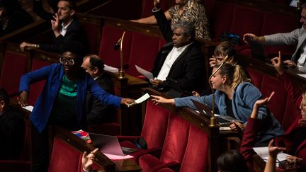 Les députées de La France insoumise Danièle Obono (à gauche) et Mathilde Panot (à droite) à l'Assemblée nationale à Paris, le 4 octobre 2023. (ANDREA SAVORANI NERI / NURPHOTO / AFP)