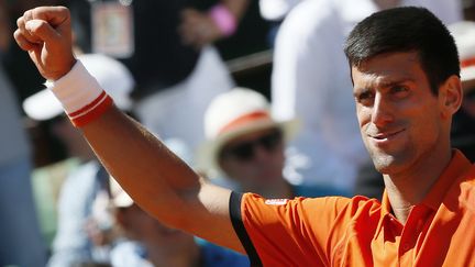 Novak Djokovic, num&eacute;ro un mondial, c&eacute;l&egrave;bre sa victoire face &agrave; Andy Murray, lors du tournoir de&nbsp;Roland-Garros, &agrave; Paris, et sa qualification en finale, le 6 juin 2015. (PATRICK KOVARIK / AFP)