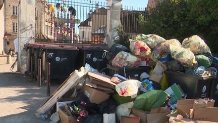 Yonne : 50ème jour de grève pour les éboueurs d'Auxerre, les poubelles débordent (FRANCE 2)