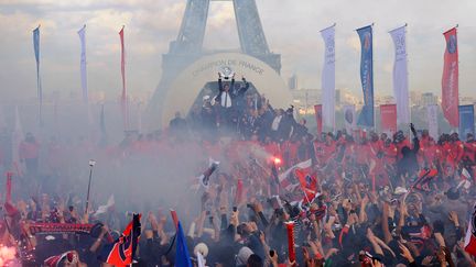 Les joueurs du Paris Saint-Germain soul&egrave;vent leur troph&eacute;e de champions de France dans une ambiance tendue, lundi 13 mai 2013, place du Trocad&eacute;ro, &agrave; Paris. (FRANCK FIFE / AFP)