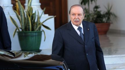 Abdelaziz Bouteflika &agrave; l'a&eacute;roport d'Alger, le 7 janvier 2012. (FAROUK BATICHE / AFP)