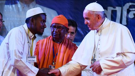 Le pape François rencontre un réfugié rohingya à&nbsp;Dacca&nbsp;(Bangladesh) le 1er décembre 2017. (VINCENZO PINTO / AFP)