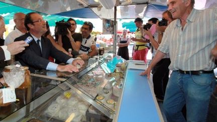 François Hollande sur un marché d'Ajaccio, le 16 septembre 2011. (PASCAL POCHARD CASABIANCA / AFP)