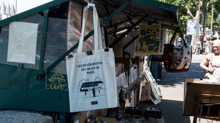 La boîte d'un bouquiniste sur les quai de Seine, à Paris, le 11 juillet 2022. (RICCARDO MILANI / HANS LUCAS)