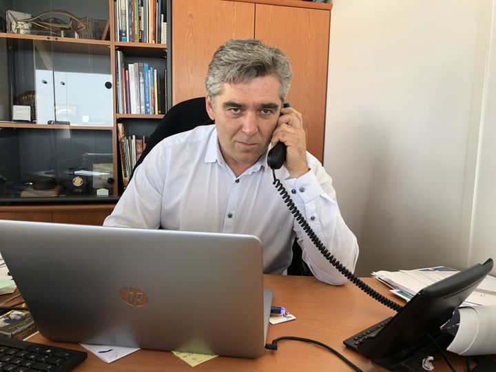 Bruno Noury, le maire de l'île d'Yeu (Vendée), le 10 avril 2019. (RAPHAEL GODET / FRANCEINFO)