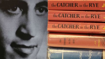 L'auteur américain J.D. Salinger à côté de ses oeuvres
 (Amy Sancetta / AP / SIPA)