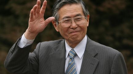 L'ancien président péruvien Alberto Fujimori salue les journalistes à son domicile de Santiago, le 19 mai 2006. (MARTIN BERNETTI / AFP)