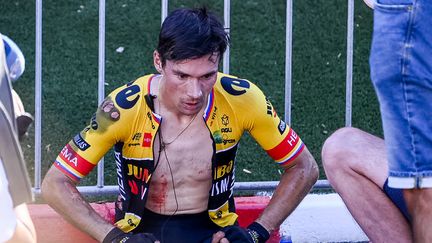 Primoz Roglic, hagard, après l'arrivée de la 16e étape de la Vuelta, le 6 septembre 2022. (FILIP LANSZWEERT / BELGA MAG / AFP)