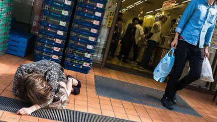 par la progression de l’alcoolisme sont les femmes actives âgées de 20 à 50 ans. Leur nombre a doublé en dix ans, en même temps que les avancées sociales. Elles sont 140.000 pour 950.000 hommes. (Lee Chapman/SIPA)