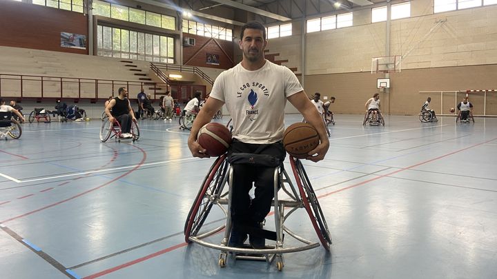 Sofyane Mehiaoui, meneur de l'équipe de France de basket fauteuil et président d'une association sportive dédiée, au gymnase des Fillettes, dans le 18e arrondissement de Paris, le 3 juin 2024. (LUCIE BEAUGE / FRANCEINFO)