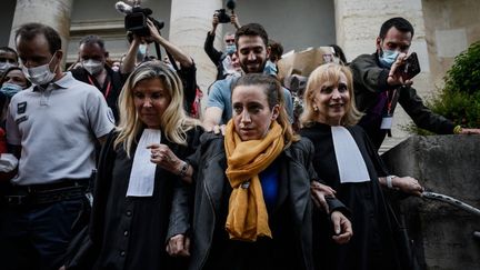 Valérie Bacot, entourée de ses deux avocates,&nbsp;Nathalie Tomasini (à gauche) et&nbsp;Janine Bonaggiunta (à droite), à la sortie du tribunal de Châlon-sur-Saône (Saône-et-Loire), vendredi 25 juin 2021. (JEFF PACHOUD / AFP)