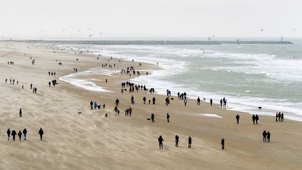 Malgré le vent, des promeneurs profitent des températures agréables sur la&nbsp;plage de&nbsp;Scheveningen, aux Pays-Bas, le 26 décembre. (MAXPPP)