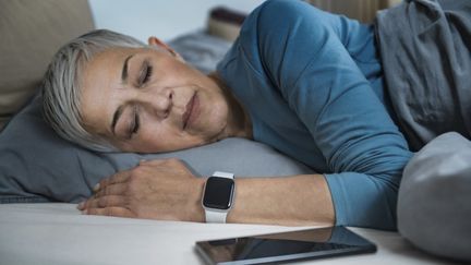 Une femme âgée dort dans son lit (photo d'illustration).&nbsp; (MICROGEN IMAGES/SCIENCE PHOTO LI / SMD / AFP)