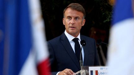 Emmanuel Macron lors d'une cérémonie marquant le 80e anniversaire de la libération de Bormes-les-Mimosas, le 17 août 2024. (MANON CRUZ / POOL)