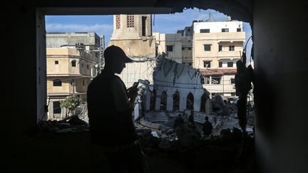 Des Palestiniens cherchent les décombres de la mosquée Deir al-Balah dans le centre de la bande de Gaza, après une frappe israélienne, le 8 mars 2023. (MAJDI FATHI / NURPHOTO / AFP)