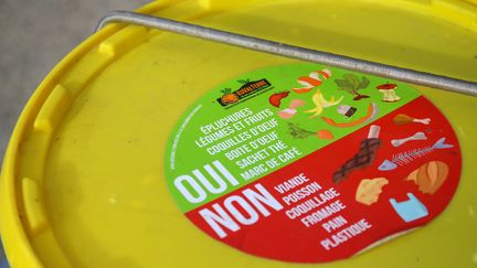 Un container de tri qui indique les aliments autorisés en bio déchets pour le compostage, en Isère. L'association Rovalterre&nbsp;effectue une collecte de bio déchets en vélo, deux fois par semaine, auprès des commerçants de Romans-sur-Isère.&nbsp; (NICOLAS GUYONNET / HANS LUCAS / HANS LUCA VIA AFP)