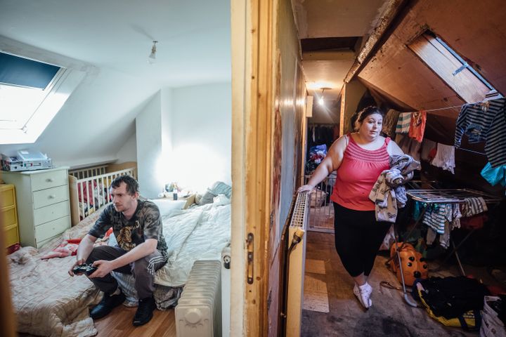 Loïc et Aurélie Duval dans leur maison de Berneuil-sur-Aisne (Oise), le 16 janvier 2020. (PIERRE MOREL / FRANCEINFO)