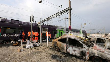 &nbsp; (Selon le parquet de Grenoble, 35 véhicules avaient été incendiés et 125 trains arrêtés le 20 octobre 2015 © MaxPPP)