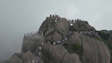 Les touristes sont de plus en plus nombreux en Chine, comme dans la ville de Huangshan, où les autorités doivent désormais limiter les accès aux visiteurs. (FRANCEINFO)