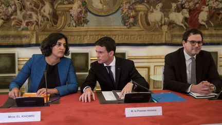 &nbsp; (Manuel Valls en compagnie de son conseiller social Aurélien Rousseau et de la ministre du Travail Myriam El Khomri © MaxPPP)