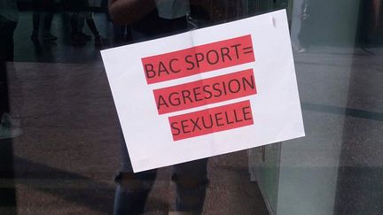 Une affiche placardée par Léa dans son lycée à Marcq-en-Barœul. (DR)
