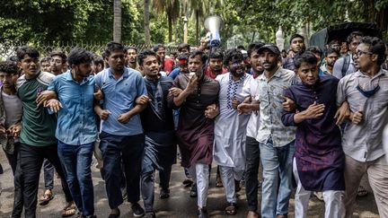 Des étudiants exigent la démission d'Obaidul Hassan devant la Cour suprême à Dacca (Bangladesh), le 10 août 2024. (LUIS TATO / AFP)