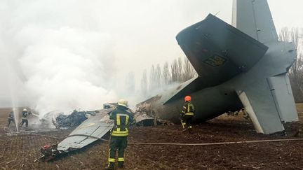 Un avion de chasse ukrainien crashé au sol près de Kiev, le 24 février 2022. (UKRAINE EMERGENCY MINISTRY PRESS / AFP)