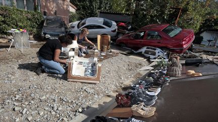 Des femmes tentent de faire s&eacute;cher&nbsp;leurs biens apr&egrave;s les inondations d&eacute;vastatrices qui ont frapp&eacute; les Alpes-Maritimes, le 4 octobre 2015 &agrave; Biot.&nbsp; (ERIC GAILLARD / REUTERS)