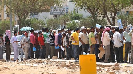 Travailleurs immigrés devant l'Office de l'immigration à Ryad, en Arabie Saoudite, le 28 mai 2013. (FAYEZ NURELDINE / AFP)