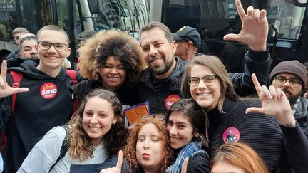 Guilherme&nbsp;Boulos (au centre), coordinateur de campagne de Lula à Sao&nbsp;Paulo, entouré d'étudiants qui soutiennent l'ancien président pour un nouveau mandat. (GILLES GALLINARO / RADIO FRANCE)