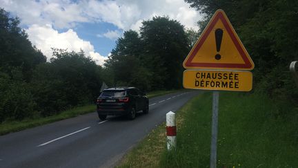 Sur une route départementale de la Creuse. (VINCENT DANIEL / FRANCEINFO)