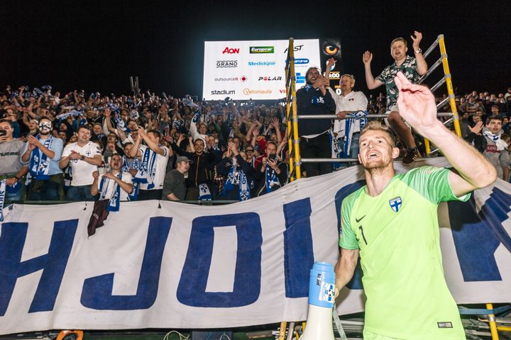 Le gardien Lukas Hradecky arrangue des fans après la victoire de la Finlande face à la Hongrie en 2018. (ANTTI YRJONEN / NURPHOTO)