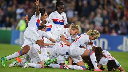 Les joueuses lyonnaises fêtent leur victoire en Ligue des champions face au PSG, le 1er juin 2017 à Cardiff (Pays de Galles). (FILIPPO MONTEFORTE / AFP)