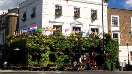  (Les pubs anglais aux couleurs de la Coupe du monde, comme ici dans le quartier d'Islington, à Londres © RF / Franck Mathevon)