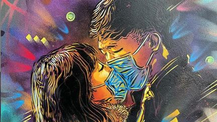 "L'Amour au temps du coronavirus", l'oeuvre de l'artiste urbain Christian Guémy alias C215&nbsp;terminée juste avant le confinement dans une rue d'Ivry-sur-Seine en mars 2020. (CHRISTIAN GUEMY ALIAS C215)