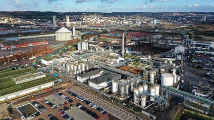 L'usine de Lubrizol dans la zone industrielle de Rouen, le 9 décembre 2019. (LOU BENOIST / AFP)