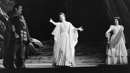 La cantatrice Maria Callas à l'opéra de Paris, le 23 mai 1964. Elle est accompagnée de la cantatrice Julietta Simionato et du ténor Franco Corelli (AFP)