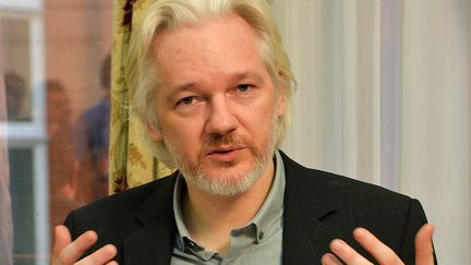 Le fondateur de WikiLeaks Julian Assange lors d'une conf&eacute;rence de presse &agrave; l'ambassade &eacute;quatorienne de Londres (Royaume-Uni), le 18 ao&ucirc;t 2014. (JOHN STILLWELL / POOL / AFP)