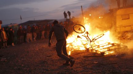 Des migrants protestent contre le démantèlement de la "jungle", à Calais, le 25 octobre 2016. (MAXPPP)