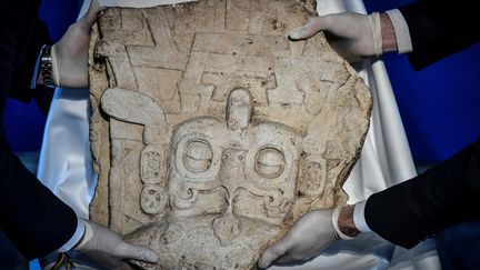 Le fragment de stèle maya présenté le 25 octobre 2021 à l'Unesco, à Paris (STEPHANE DE SAKUTIN / AFP)