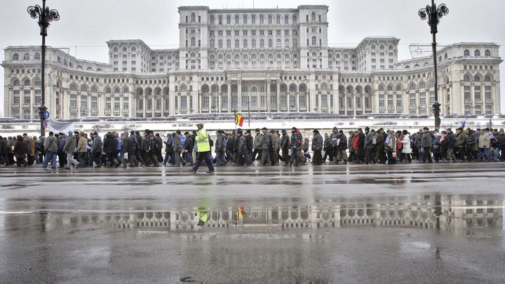 Le Palais du Parlement , baptisé le  "Palais du peuple", à Bucarest
 (Vadim Ghirda/AP/SIPA)