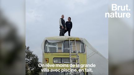 Maurad et Anne ont deux enfants, Noor et Isaak. Cette petite famille a racheté un vieux bus scolaire il y a un an. Depuis, ils travaillent tous ensemble pour le transformer en une Tiny House de 50m2. Brut les as rencontré dans leur bus.