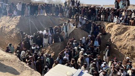 Des habitants assistent aux opérations de secours pour&nbsp;délivrer un enfant de&nbsp;5 ans tombé dans un puits dans la région de Zabul en Afghanistan, le 18 février 2022. (MURTEZA KHALIQI / ANADOLU AGENCY / AFP)